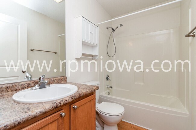 Building Photo - NEAR DMACC!! 2 Bedroom, 2 Bath Townhome in Ankeny