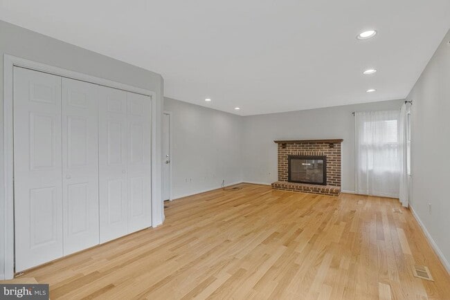 Building Photo - 2689 Glencroft Rd
