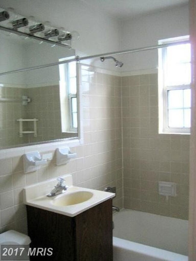 Building Photo - Top-Floor 2BR Unit with Prime Location Nea...