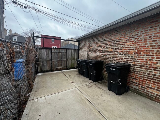 Building Photo - 735 N Hamlin Ave