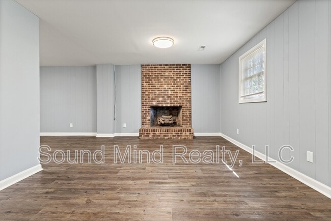 Building Photo - 305 Golf Course Dr