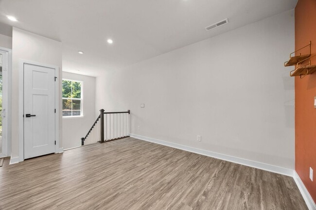 Building Photo - Gorgeous 4 bed 3.5 bath in Trinity Townes ...