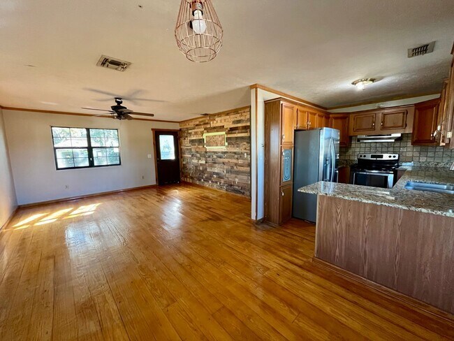 Building Photo - Beautiful Country Home!!