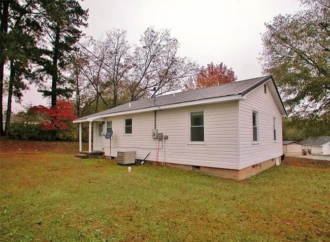 Building Photo - Charming 3 Bedroom home