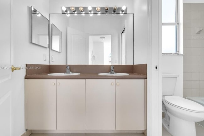 Building Photo - 1095 NE 39th Ave