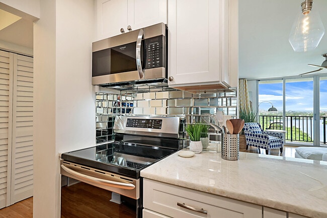 Building Photo - 2121 N Ocean Blvd