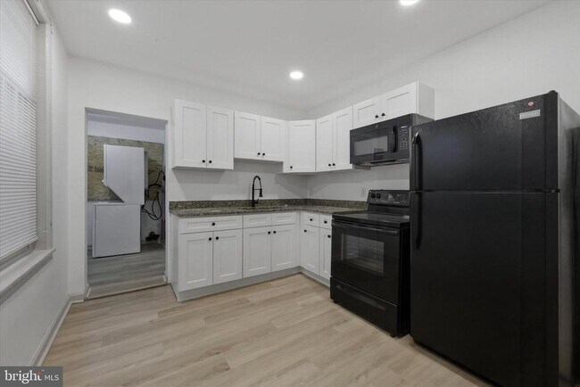 Building Photo - 907 Belmont Ave