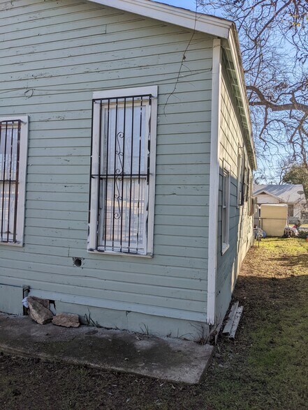 Building Photo - 551 E Southcross Blvd