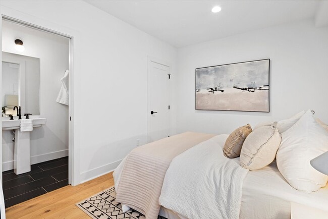 Building Photo - Bright & Charming 2bed/2bath Townhome in P...