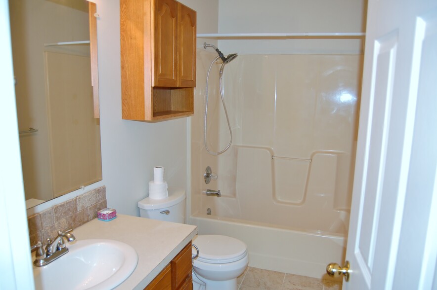 Hall bathroom - 2762 E Travis St