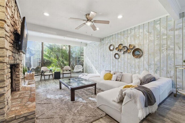 Building Photo - 112 World of Tennis Sq