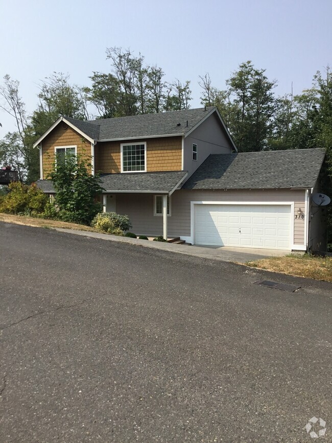 Building Photo - 2 STORY HOME, 3 BEDROOM 2.5 BATH