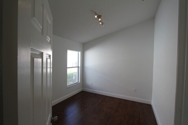 Building Photo - 210 Garberia Dr