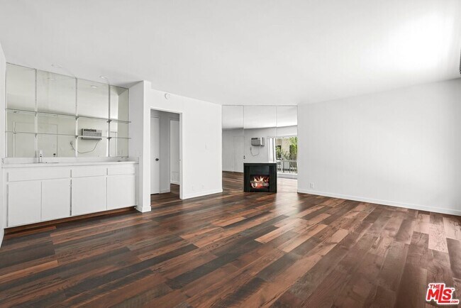 Building Photo - 837 N W Knoll Dr