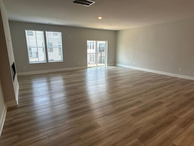 Building Photo - Luxury Condo in Raleigh - 3 beds|2.5 baths...