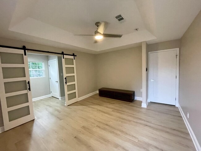 Building Photo - 1433 Pickwick Ln
