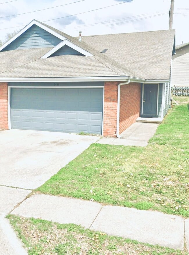 Primary Photo - Great 3 Bed 2 Bath 2 Car Garage Split Leve...