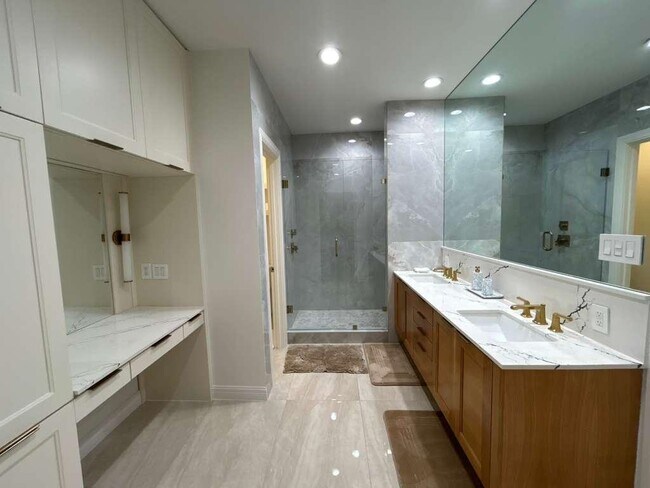 Building Photo - 2110 Bermuda Dr