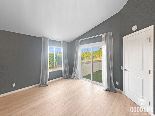 Building Photo - Spacious 2 BD- 2 BA Condo w/ Large Private Balcony, AC, and In-Unit W/D!