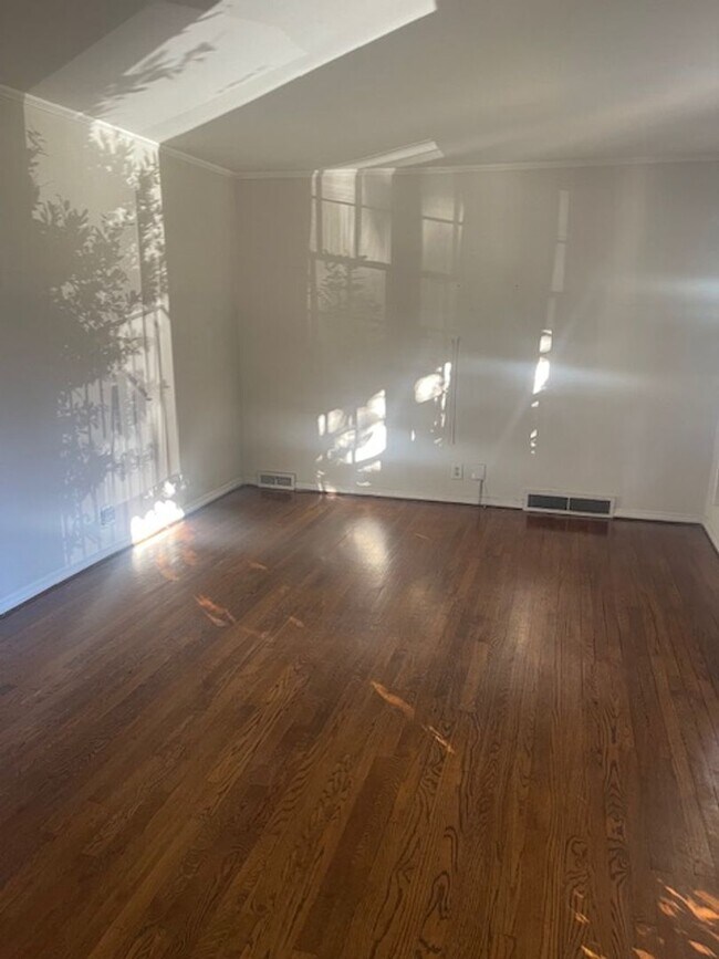 Building Photo - Split level 4 bedroom in Madison Park