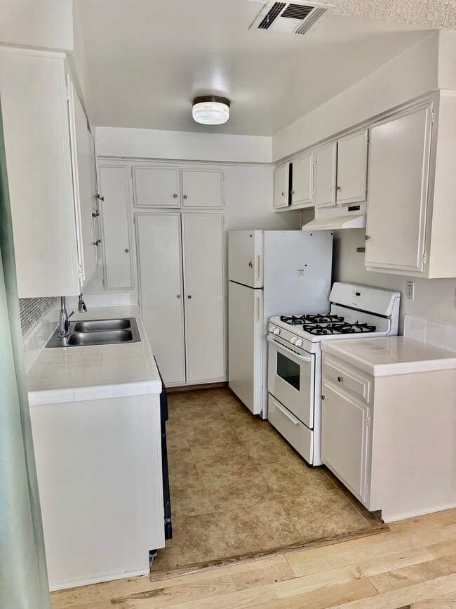 Building Photo - 4325 Dixie Canyon Ave