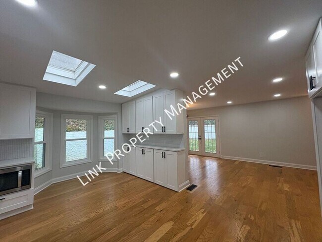 Building Photo - Sophisticated Tri-Level Home in Stuart Heights — Modern Comfort & Timeless Charming 4 bedroom 3 b...