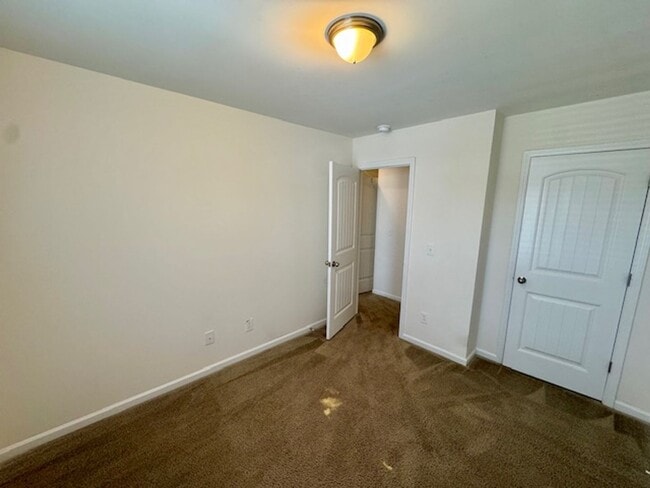 Building Photo - Crosstowne Townhome Available NOW!