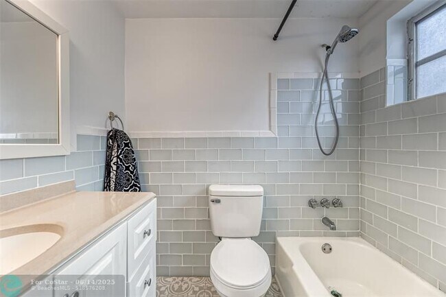 Building Photo - 200 NE 12th Ave