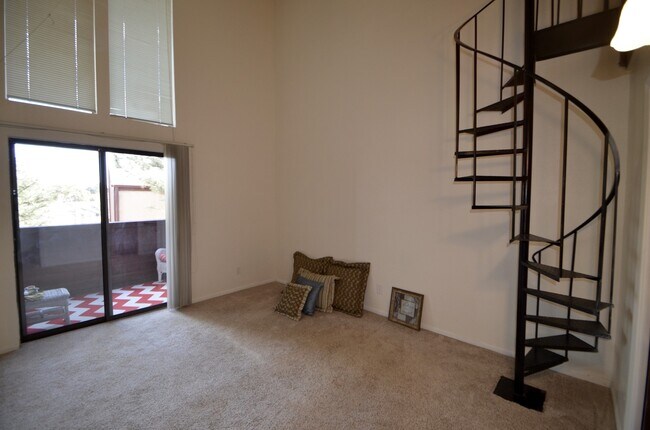 Building Photo - Penthouse 1 Bedroom with Loft!