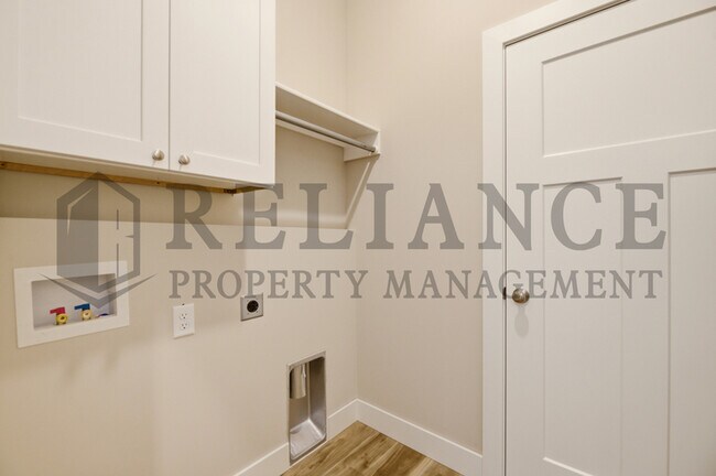 Building Photo - 619 Elmwood St