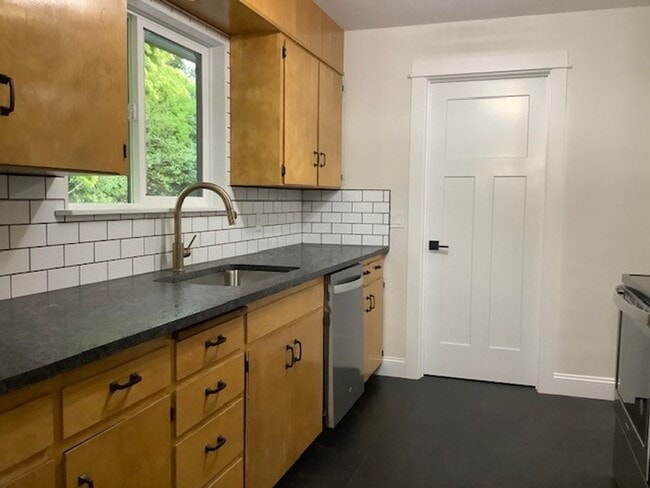 Building Photo - 2077
