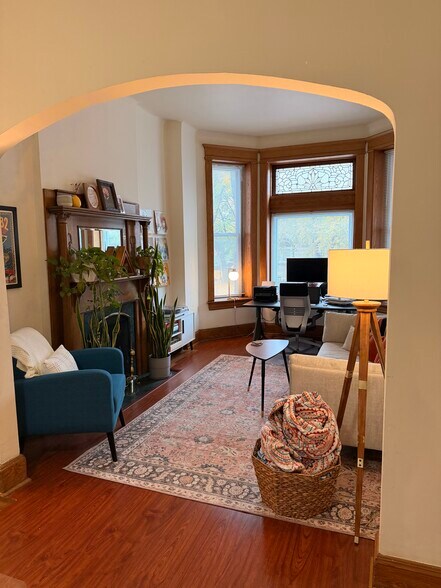 Primary Photo - 1037 N Damen Ave