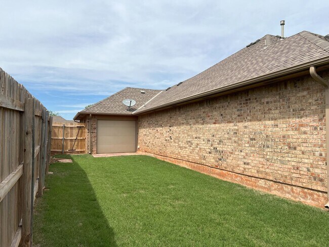 Building Photo - (3) Bed/(2) Bath + Study and Safe Room in ...
