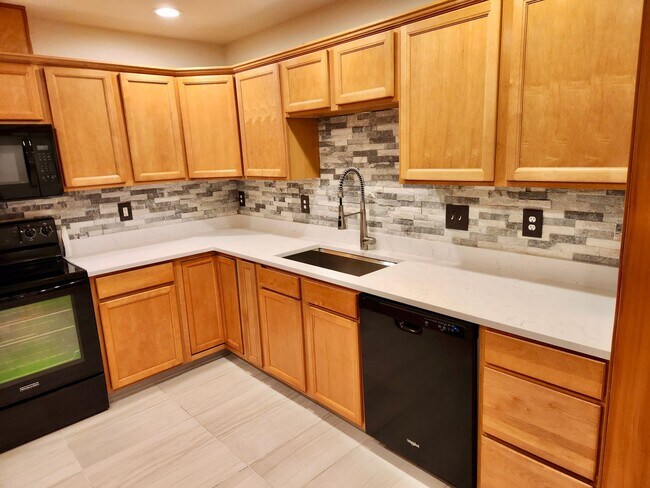 Building Photo - Beautiful 3 Bed / 2.5 Bath Townhome in Lake Stevens