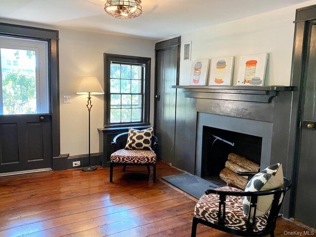 Building Photo - 20 Quogue St