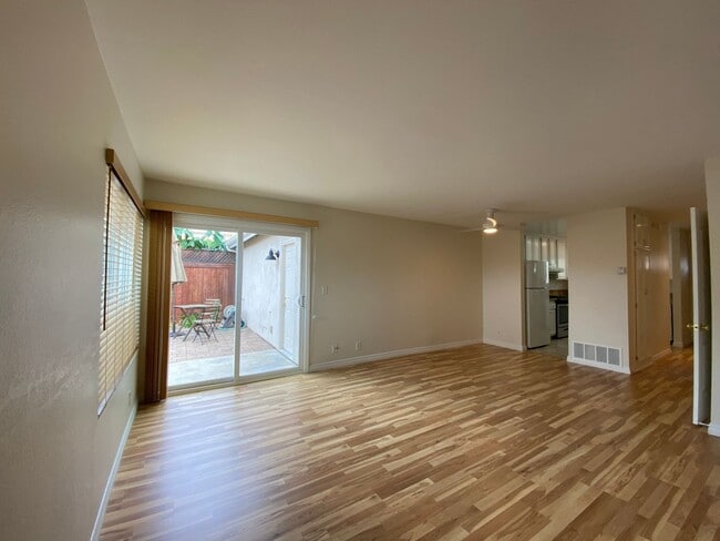 Building Photo - Bright and Spacious 2 Bed/1.5 Bath South O...