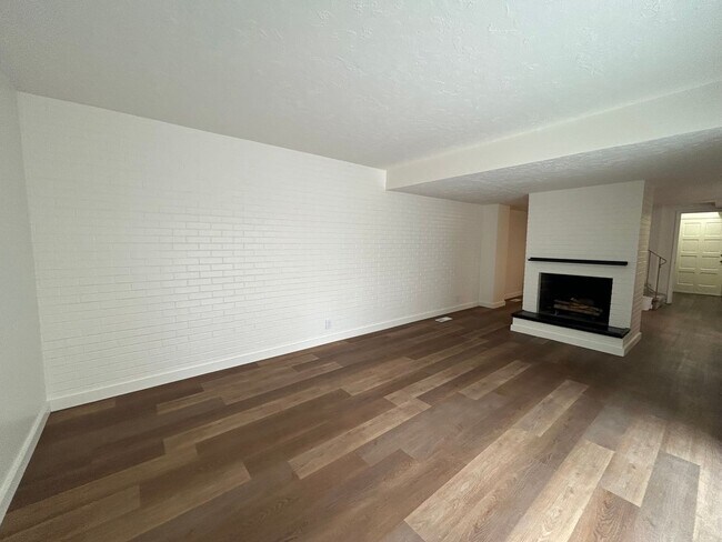 Building Photo - 4 Bedroom 3.5 Bathroom Townhome in Provo!