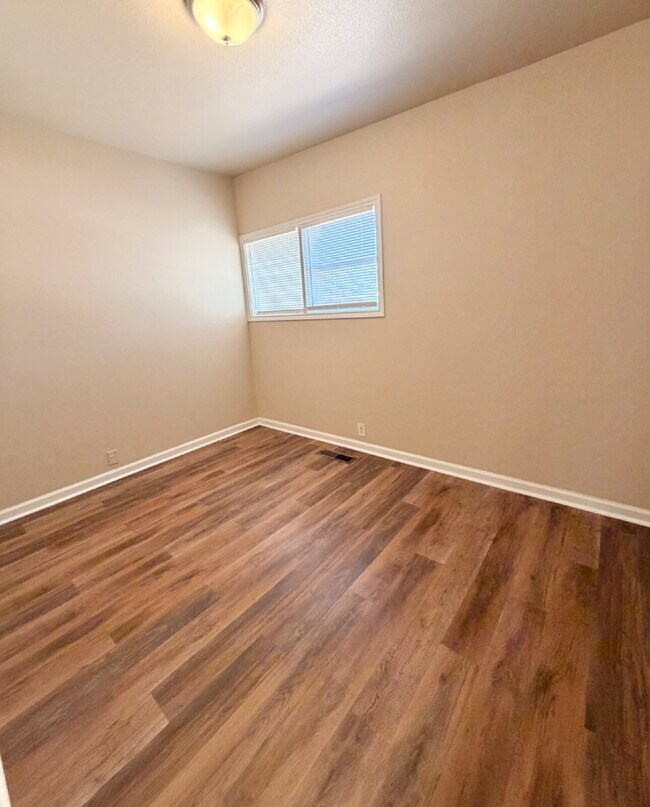 Building Photo - "Charming 3-Bed, 2-Bath Lubbock Home with Spacious 1176 Sq Ft Layout!"