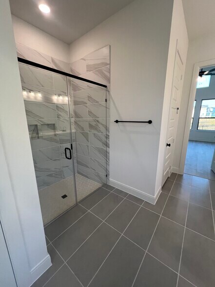 Building Photo - 13961 Longvalley Dr