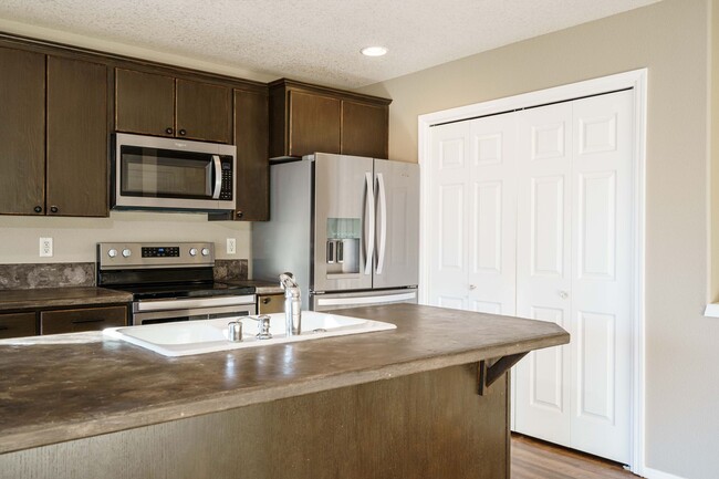 Building Photo - 3 Bedroom 2.5 Bath Duplex -Quick Easy Acce...