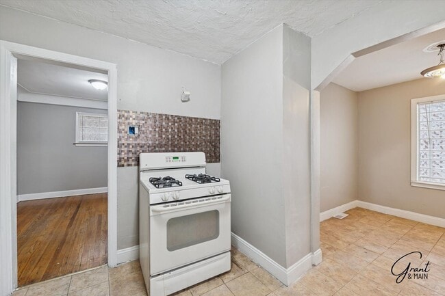 Building Photo - $1400 3 bedroom