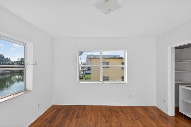 Building Photo - 160 S Shore Dr