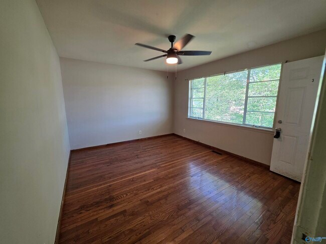 Building Photo - 905 Stevens Ct NE