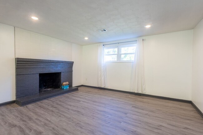 Building Photo - Amazing 5 BR/3 BA Single-Family Home in Te...