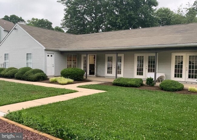 Building Photo - 102 STONEHURST Ct