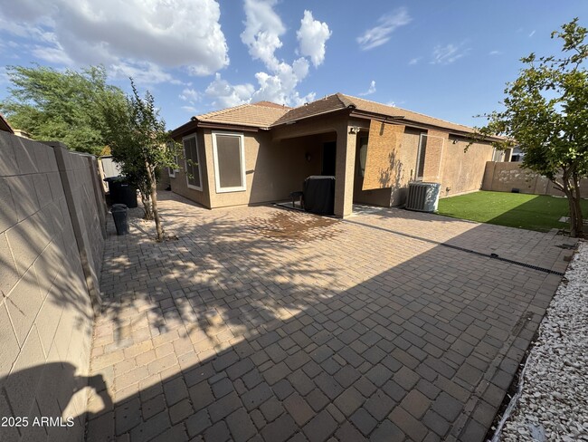 Building Photo - 4022 E Cherry Hills Dr