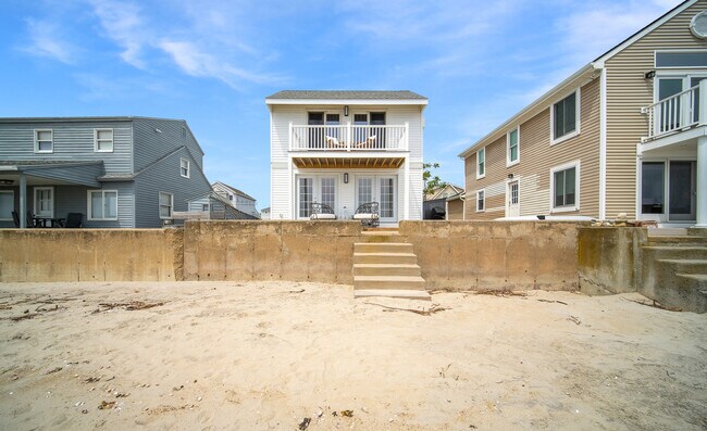 Building Photo - 16 Beach Rd E