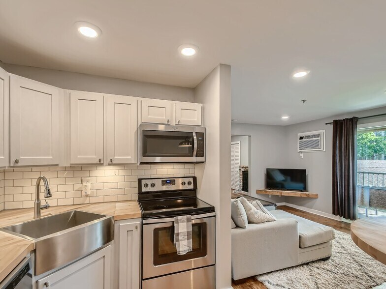 Building Photo - 2100 Ridge Dr