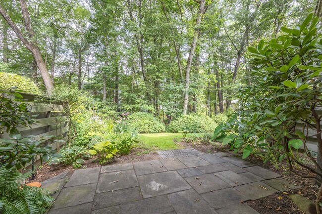Building Photo - Spacious 2 Bedroom Townhouse in Tunxis Vil...