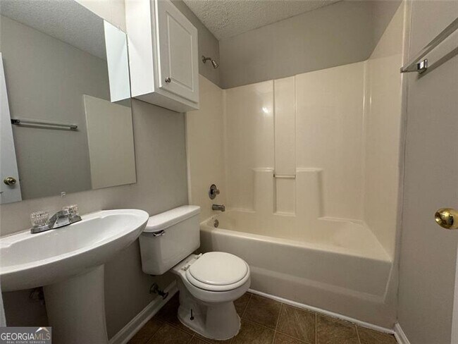 Building Photo - 4044 Robin Cir